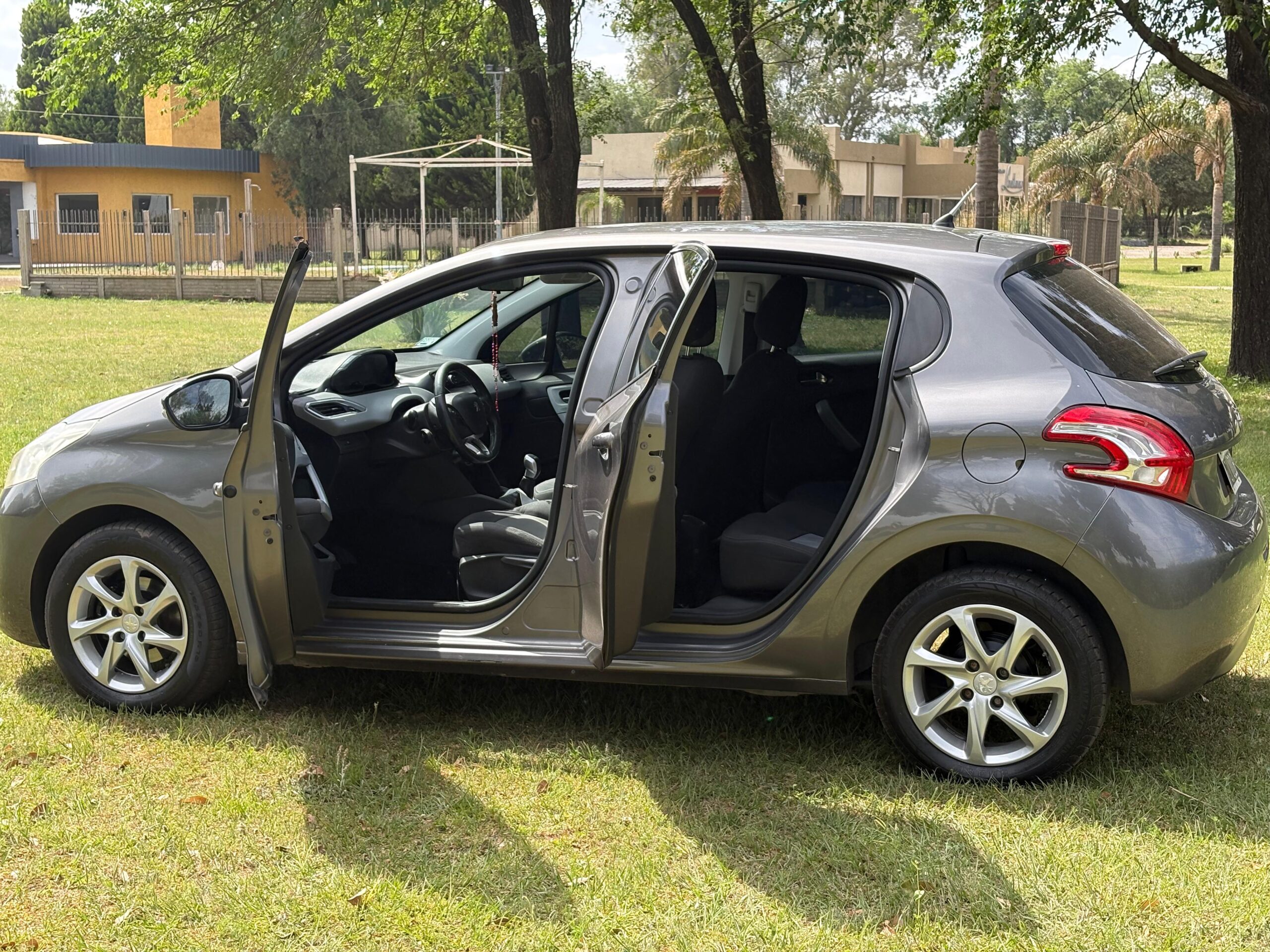 PEUGEOT 208 2013 sesion 2 - Image 2